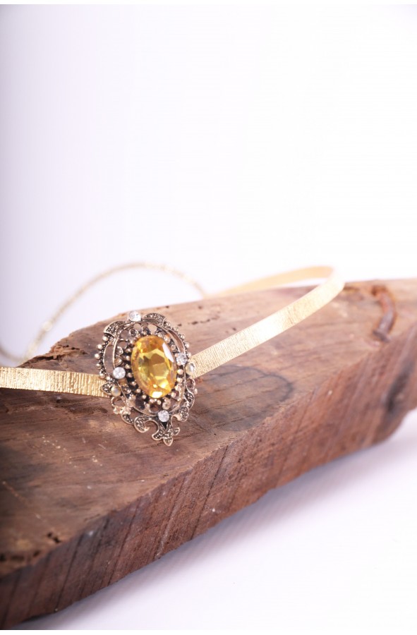 Corona o tiara dorada para vestimenta...