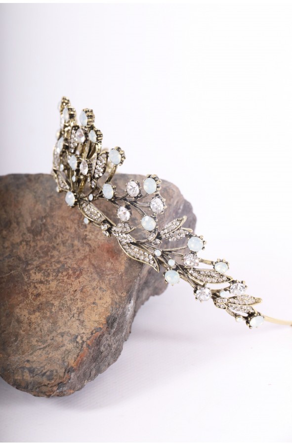 Corona o tiara dorada para vestimenta...