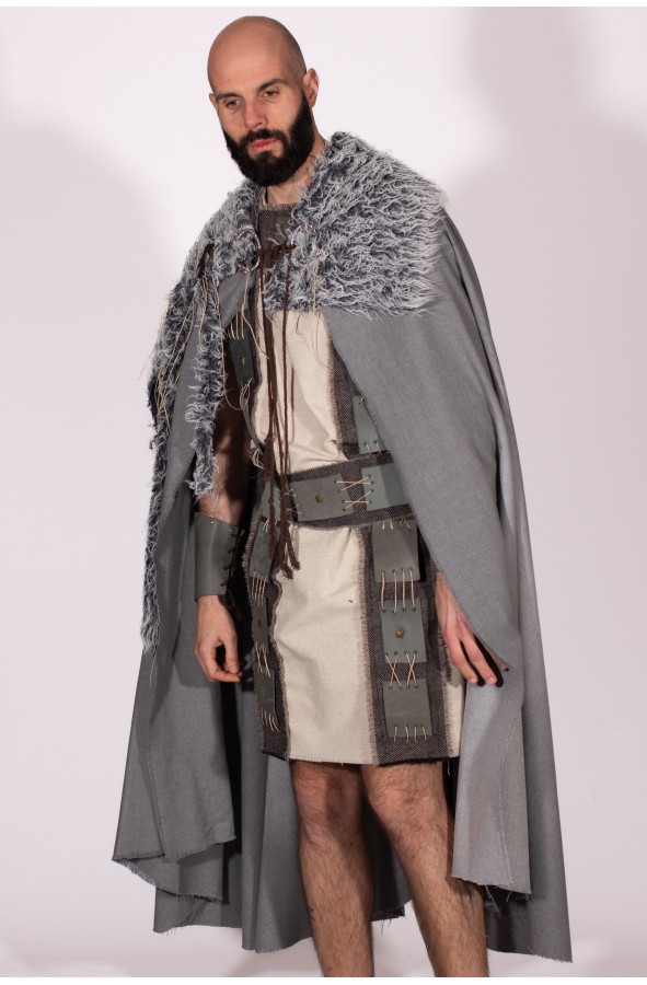 Traje medieval de guerrero con apliques de cuero