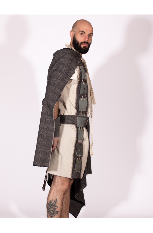 Capa medieval de paño con capucha
