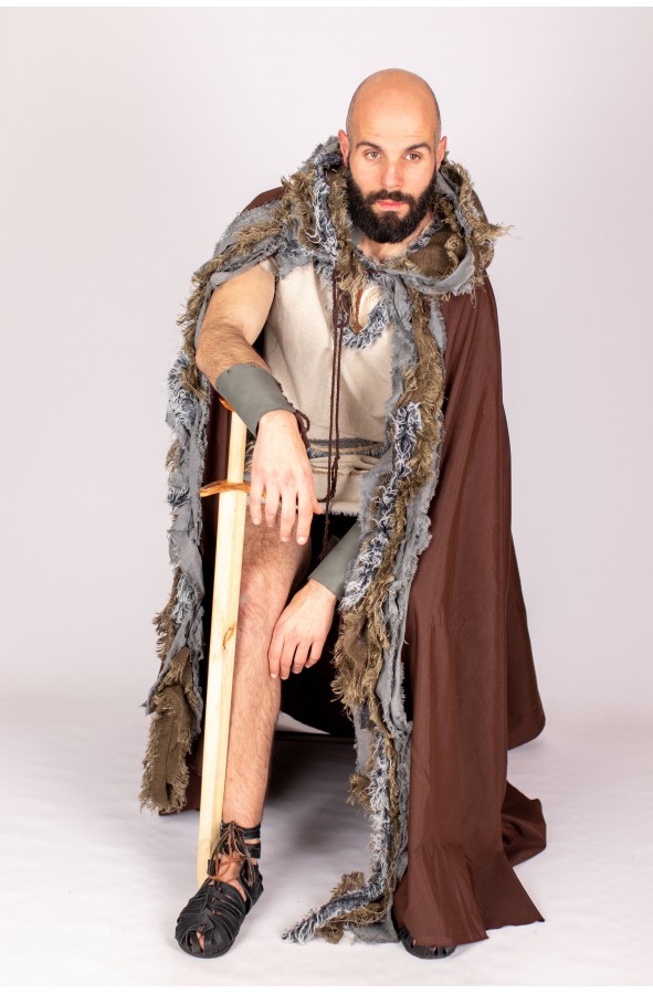 Traje celta corto con tejido de pelo vegano Declan