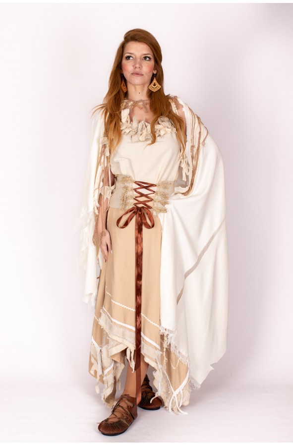 Capa medieval blanca con flecos y...