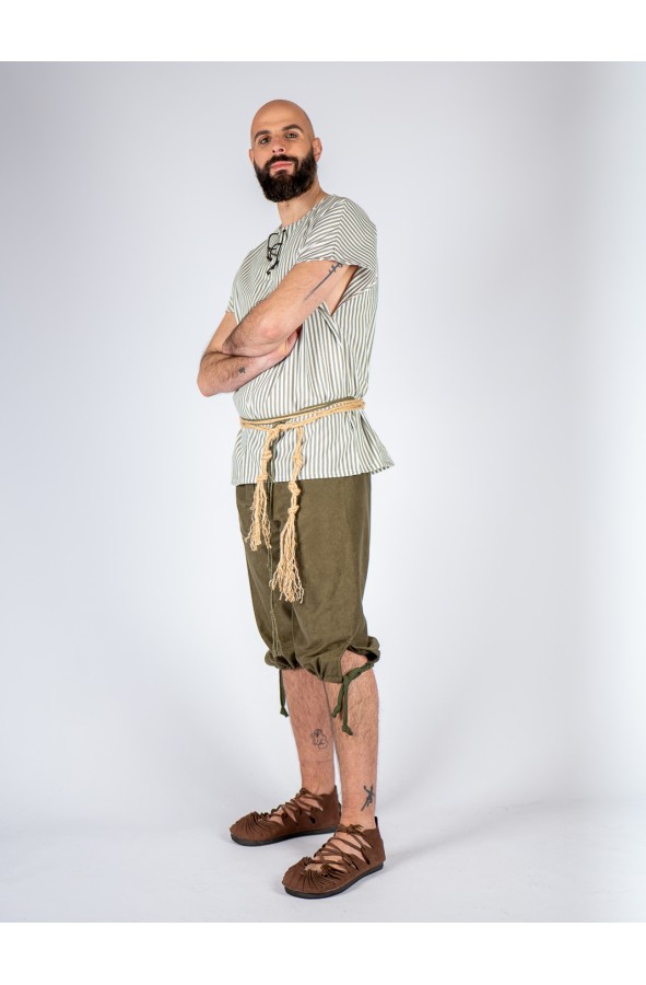 Medieval short trouser in olive green...