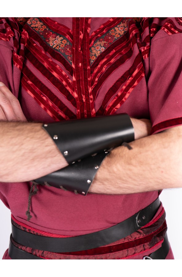 Brazales de cuero negro con remaches...