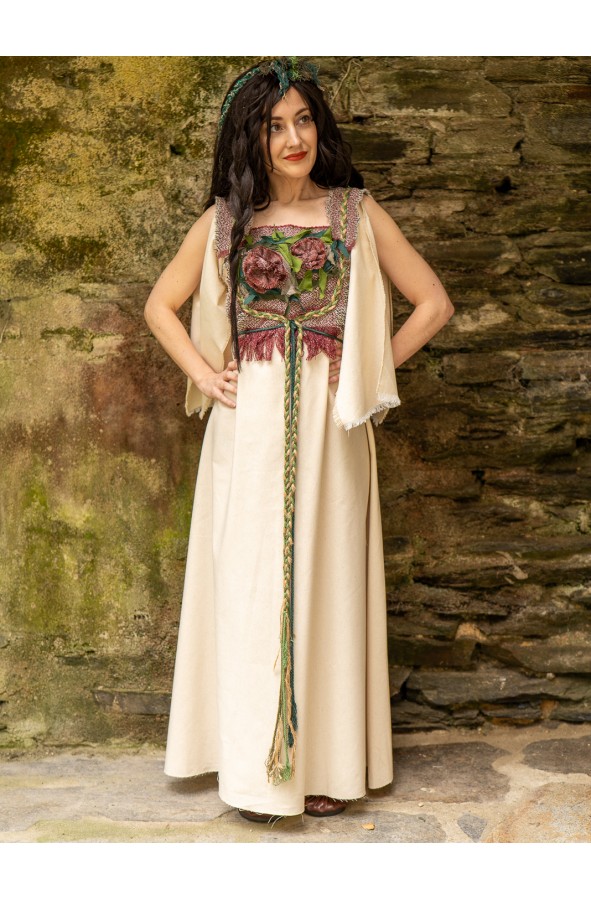 Vestido medieval de flores bordadas...