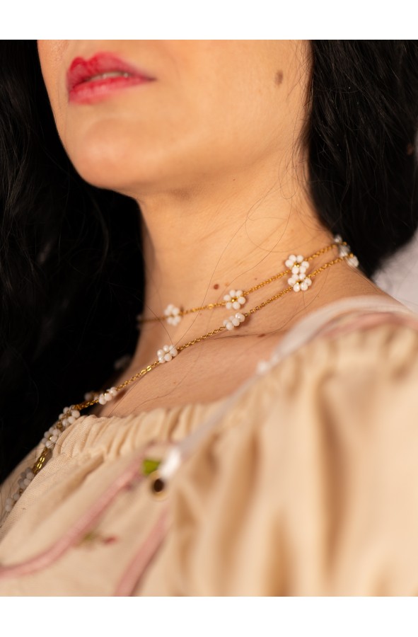 Golden chain with white daisies –...