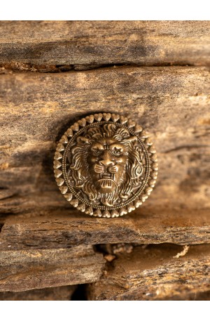 Golden Roman brooch with lion