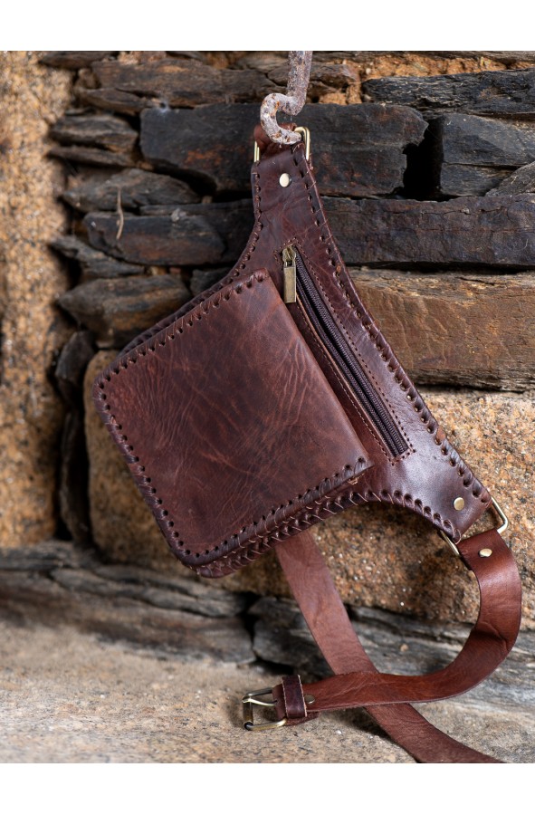 Bolso artesanal de cuero marrón...