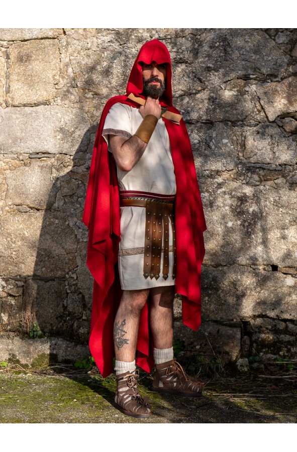 Capa romana roja con cierre de águila...