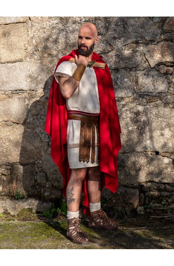 Capa romana roja con cierre de águila...