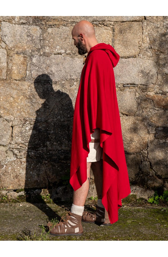Capa romana roja con cierre de águila...