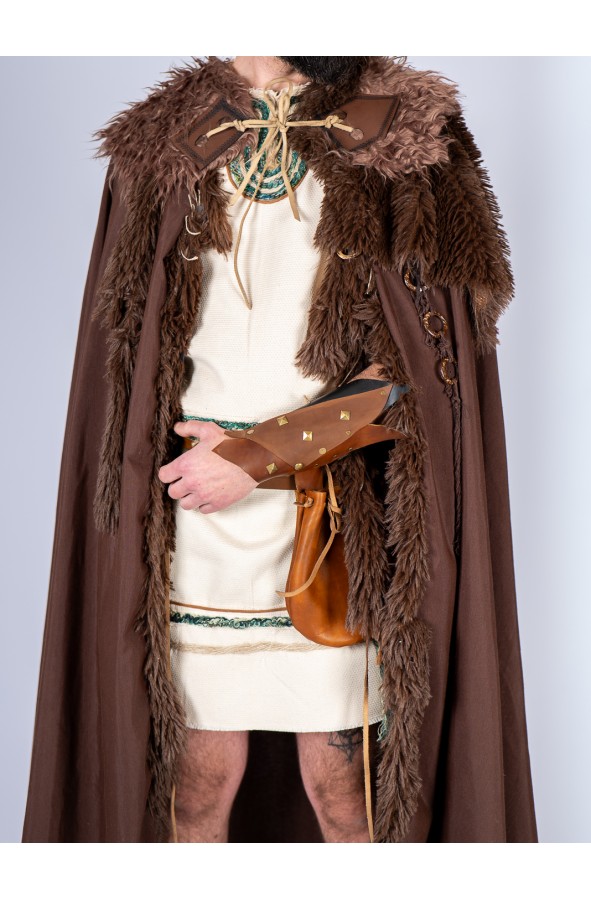 Muñequera de cuero medieval con remaches