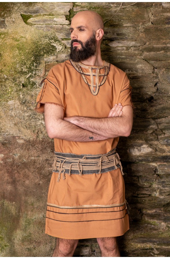 Traje celta o vikingo con cuerda y yute
