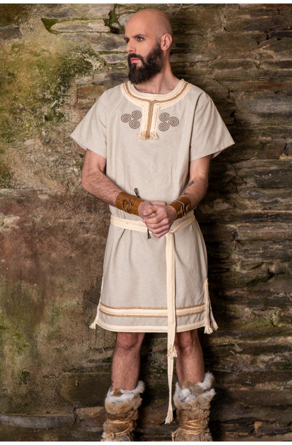 Traje celta crudo con trisqueles...